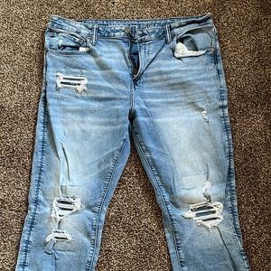 Distressed American Eagle athletic fit men’s jeans in light blue.